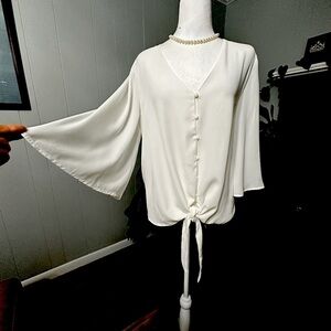 🛍️Kancystore  3/4 Bell sleeve button front and ties bottom blouse excellent.